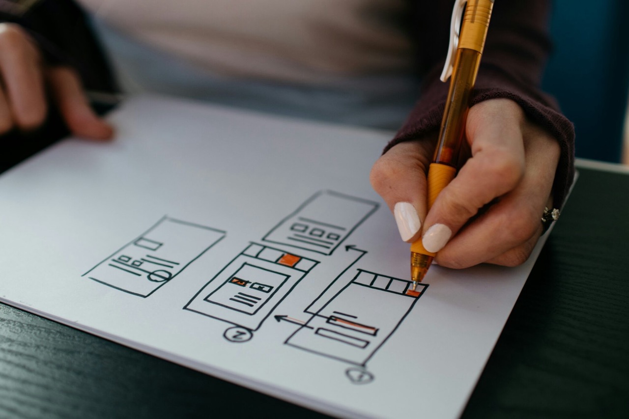 Entwicklerin arbeitet an einer modernen Web-Anwendung