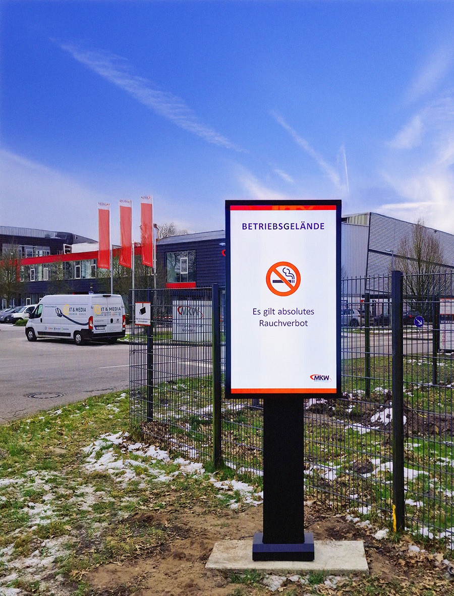 Outdoor Info Stele mit Beschriftung, dass absolutes Rauchverbot auf dem Betriebsgelände gilt