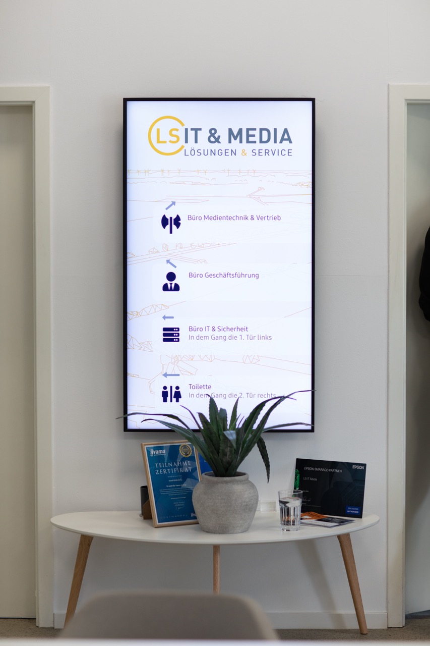Digital-Signage-Display im Showroom Leer