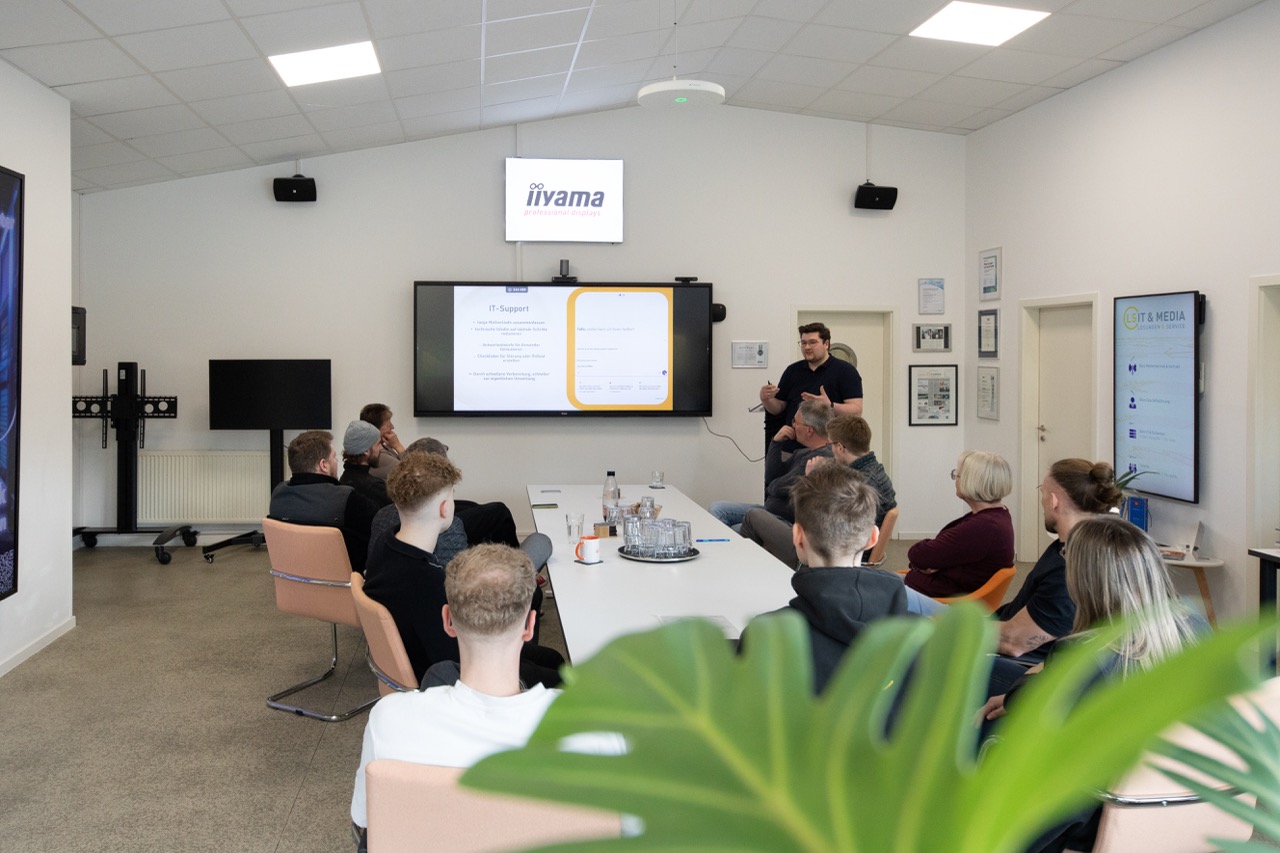 Präsentation auf einem Display im Showroom