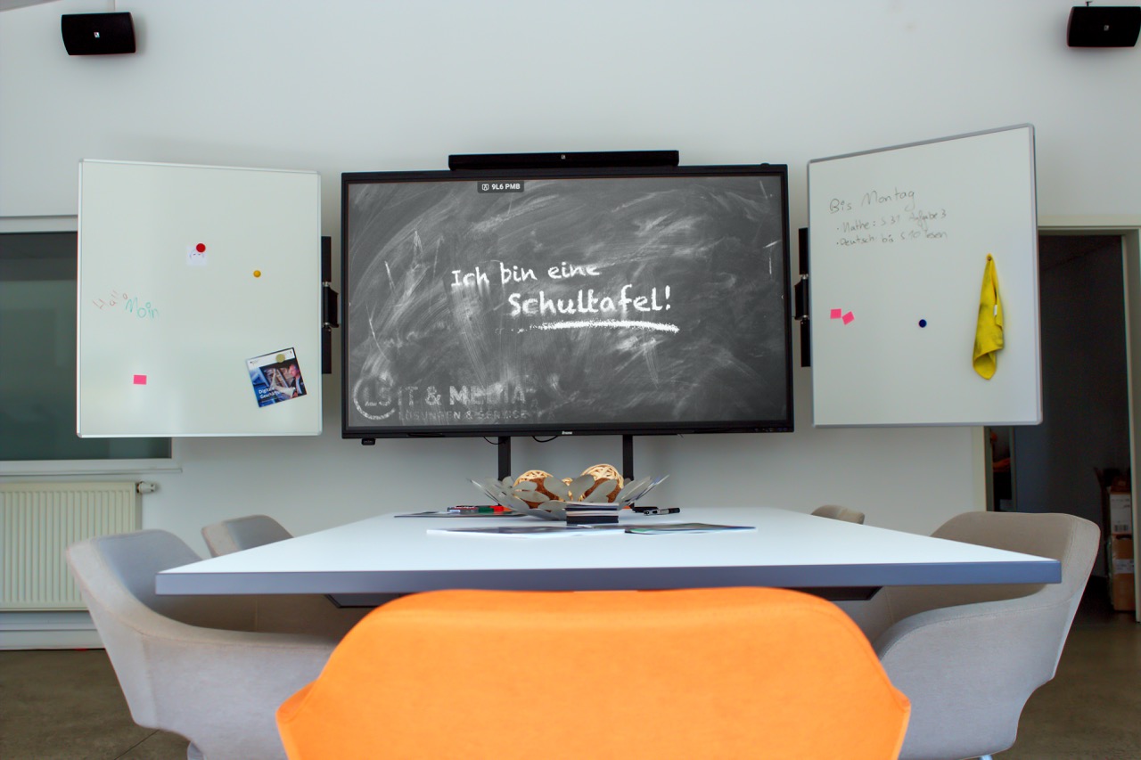 Digitale Schultafel im Showroom von LS IT & MEDIA in Leer
