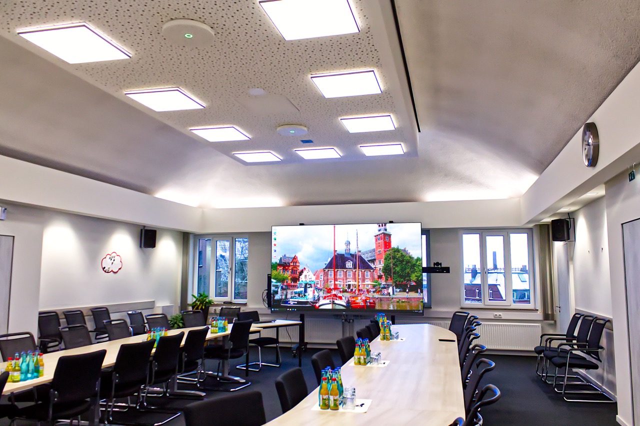 LED-Wall mit Kamera im Sitzungssaal der Stadt Leer