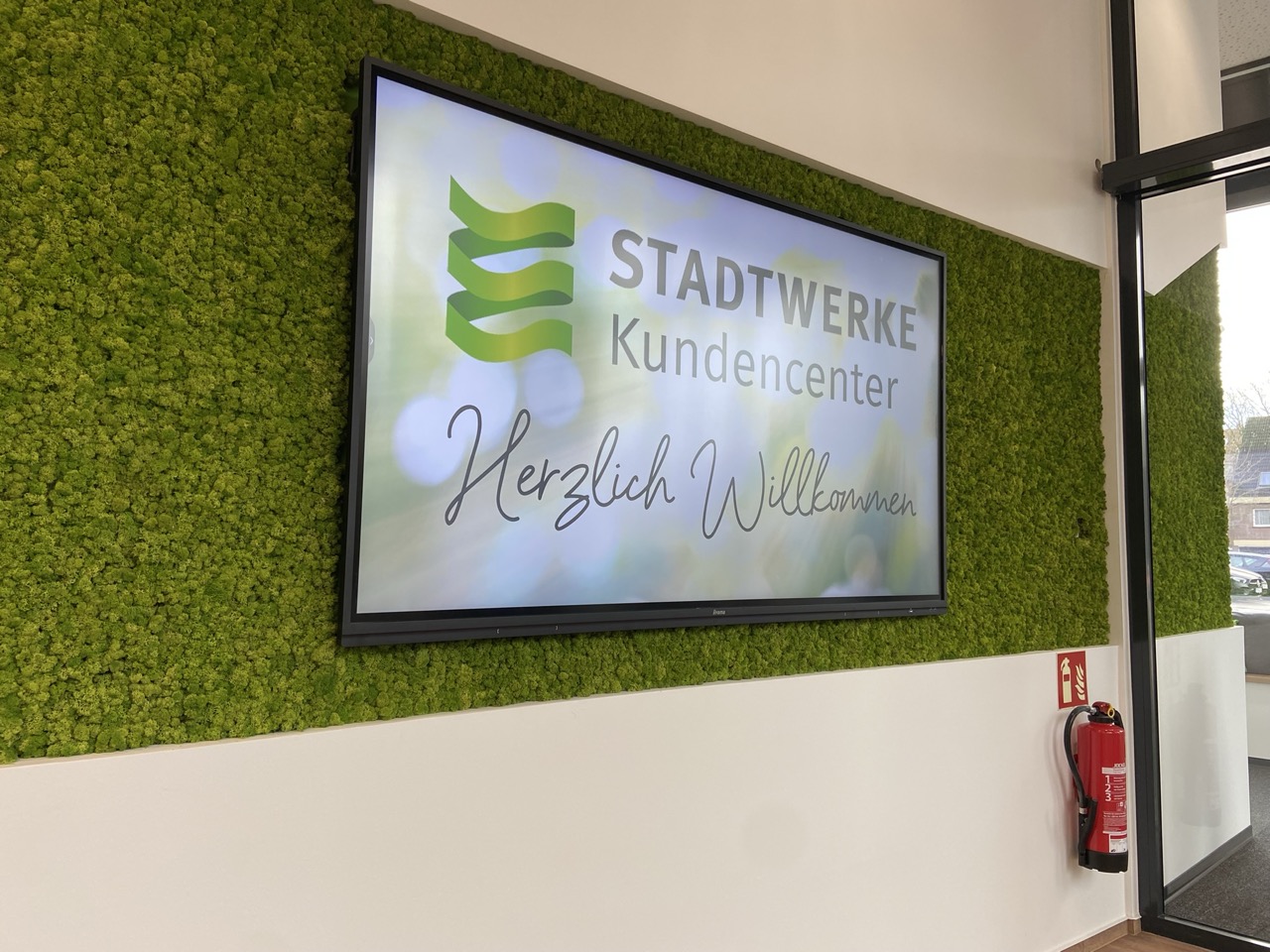 Interaktives Info-Display an der Wand bei den Stadtwerken Emden.