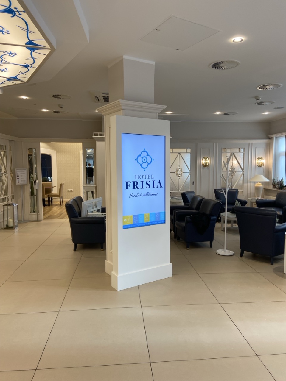 Informationsstele im Eingangsbereich von Hotel Frisia.