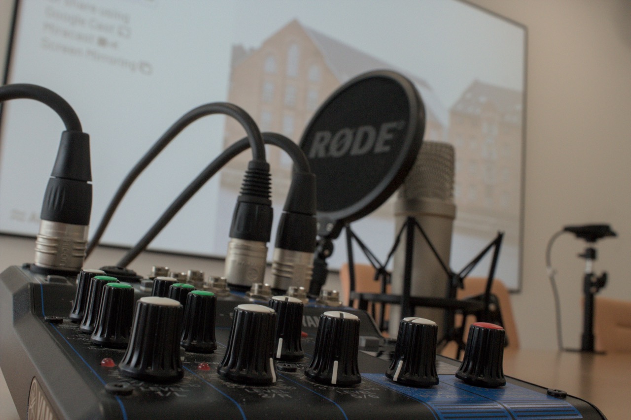 Studio-Mikrofon-Setup mit Mischpult