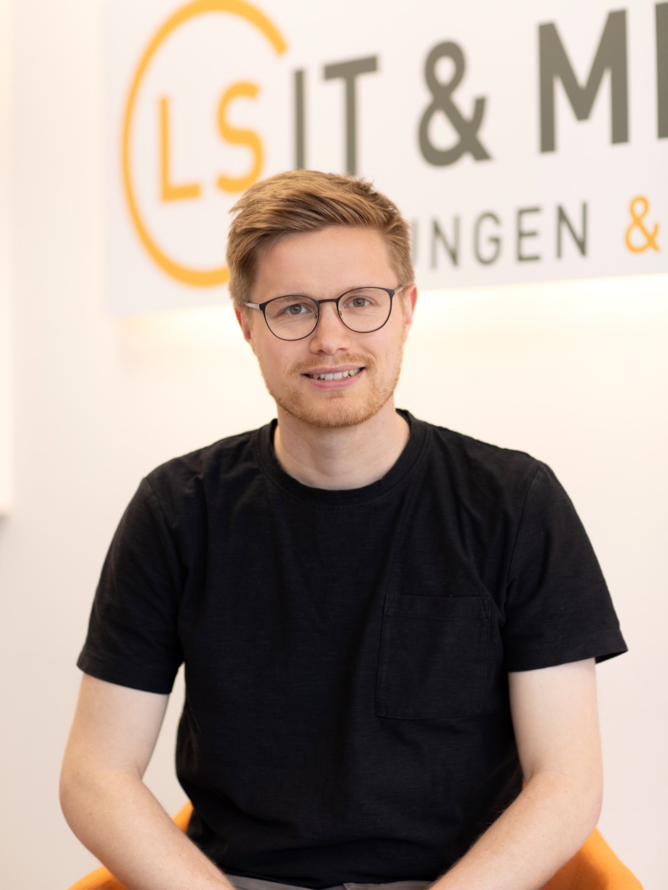 Porträtfoto von Janek Grafenburg